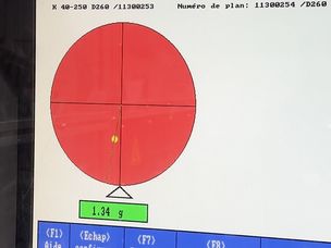 Uma verificação de balanceamento final verifica a conformidade da roda após o lixamento.