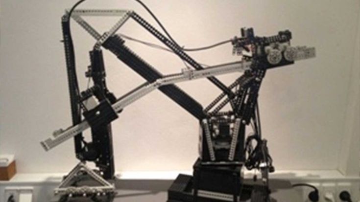 Um dos primeiros exemplos de robôs feitos de Lego por Esben.