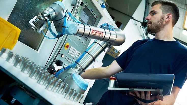 Der kollaborierende Roboter, ein UR5, beschickt im Akkord eine CNC-Maschine.