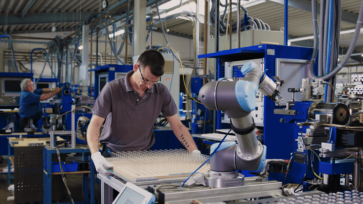 Bei dem Familienbetrieb Hofmann Glastechnik übernehmen drei Pick &amp; Place Roboter die Bestückung von Glasdrehbänken.