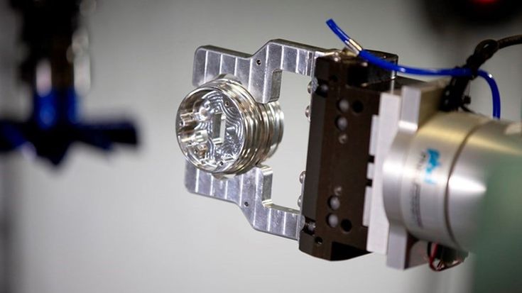 A garra pneumática da PHD é capaz de lidar com tarefas precisas como inserir partes multi-desenhadas (mostrada acima).