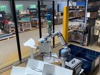 Posicionada corretamente, a peça é então recolhida novamente pelo cobot com uma pinça - também impressa em 3D - para posicioná-la na unidade de perfuração 
