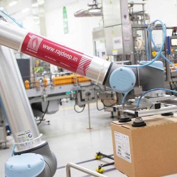 A L'Óreal na Índia eliminou riscos ergonômicos com a automatização por cobots. 