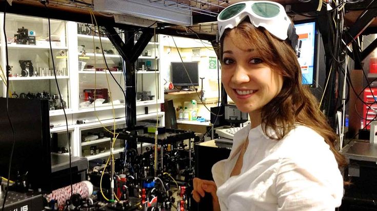 Dr.&nbsp;Merritt&nbsp;Moore in het lab. De 29-jarige&nbsp;alleskunner noemt zichzelf Quantum Ballerina.