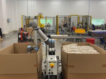 Quand le premier box est rempli, le cobot répète l’opération pour le deuxième