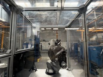 A porta é trancada por um íman, e o cobot pode iniciar o seu funcionamento.