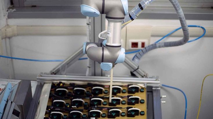 Industria elettronica: i vantaggi derivanti dall'uso dei cobot