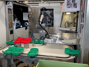 Wenn das Produkt konform ist, lädt der cobot es in die Blasmaschine