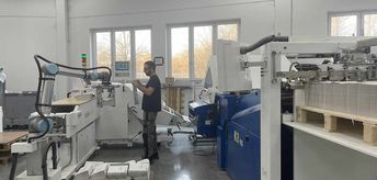 A empresa alemã Geiselberger Gmbh. chegou à 100% de utilização de máquinas ao implementar um UR10 para paletizar os produtos impressos dobrados por um sistema Cobo-Stack da MBO Postprocess Solutions.
