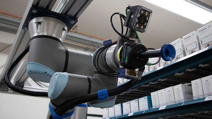 Usando um braço robótico UR10e, a DLC Logistics conseguiu aumentar a eficiência em 500%, reduziu custos com mão de obra em 50%, payback em três meses e 100% de precisão nas entregas.