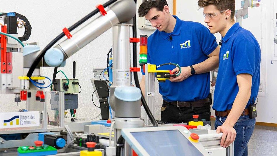 Preparing the students for Industry 4.0 at Virgen del Camino in Spain.
