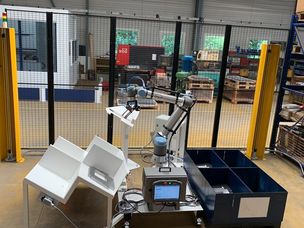 L'opération d'empilage/dépilage des tôles est d'abord réalisée par le cobot à l'aide de ventouses - via un préhenseur à vide développé et imprimé en 3D par TD Conception