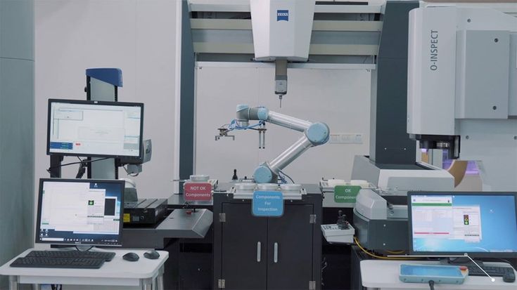 O cobot UR5 na Carl Zeiss India alimenta três máquinas por ciclo na fábrica localizada em Bangalor.