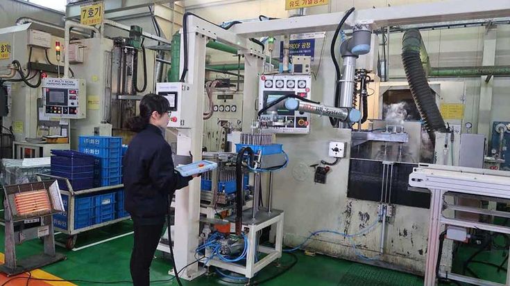 HIHHT zette twee UR10-cobots in bij het inductieharden (een warmtebehandelingsproces), waarbij het onbehandelde auto-onderdeel in de behandelmachine geplaatst wordt, waarna het behandelde onderdeel wordt verwijderd en op een transportband geplaatst.