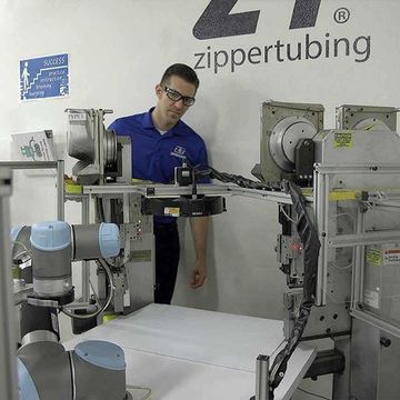 A Zippertubing também instalou um sensor que, aliado ao robô, desacelera a velocidade de trabalho quando uma pessoa se aproxima. 