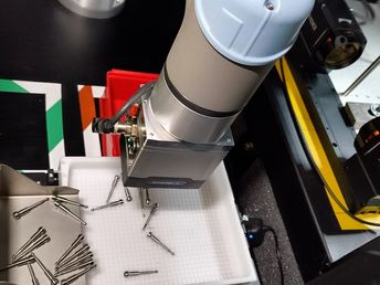 The cobot, equipped with a Schunk gripper, grasps a part with a correct orientation