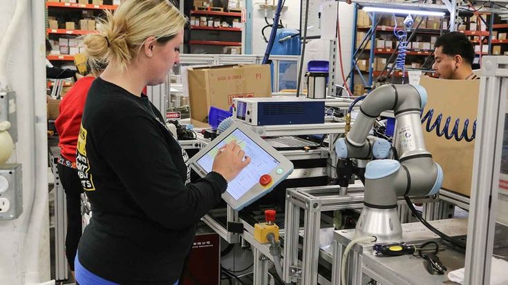 Britney Mohrman ganhou uma competição na Darex, em Oregon, para se tornar a programadora do cobot na fábrica. Ela é a responsável por acompanhar todas as operações dos robôs no local.