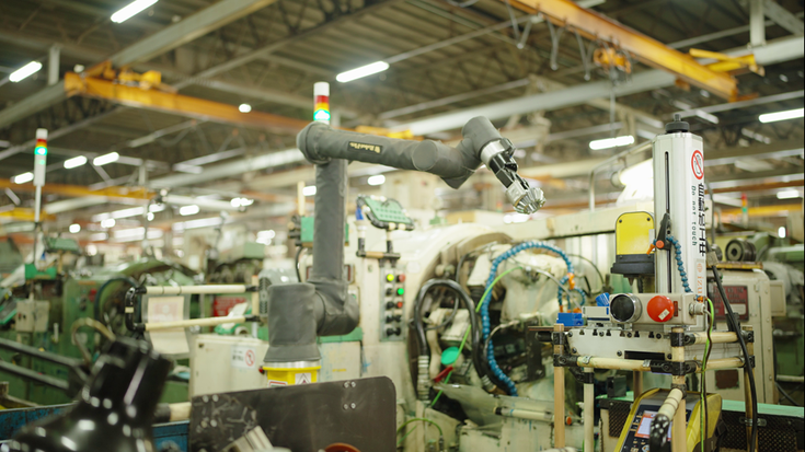 大久保歯車工業は歯切り加工、刻印、面取りの3つの工程間の搬送を協働ロボットで自動化