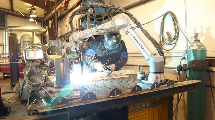Svetsverktyget Vectis Cobot Welding Tool från Vectis Automation är ett UR+-certifierad applikationskit redo att användas tillsammans Universal Robots UR10e. Företaget MT Solat i Montana, USA installerade verktyget och parerade arbetsbrist eftersom coboten frigjorde medarbetare från monotona svetsuppgifter, samtidigt som de kunde hantera en efterfrågan som ökat med 300 procent.