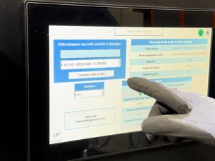O operador seleciona a referência da roda a ser lixada na interface homem-máquina (IHM) especialmente projetada pela JL Corp.
