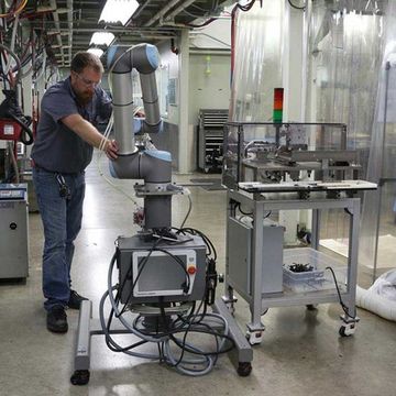 Cobots podem ser facilmente movidos de uma prensa para a outra, como visto neste exemplo da Dynamic Group.