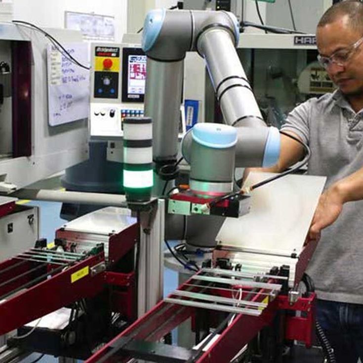 Na Tegra Medical, o cobot é utilizado em um modelo de célula misto e único em que o braço robótico pega folhas metálicas de três funis diferentes, alimenta dois deles em dois moedores enquanto o terceiro vai para um torno onde uma ferramenta de corte interna cria uma borda chanfrada na extremidade de um dispositivo de reparo meniscal.