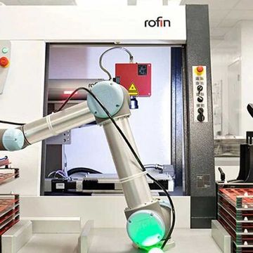 A Nichrominox usa um robô colaborativo para tarefas de alimentação de máquinas em sua produção de aparelhos para ortodontia. 