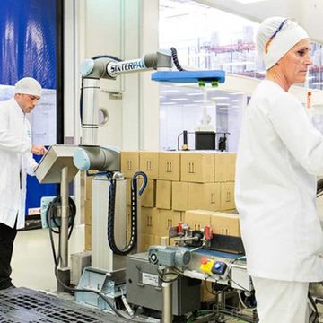 Het personeel van RNB Cosmeticós verzorgt zelf de programmering van de cobots zonder dat er robotexperts aan te pas hoeven komen