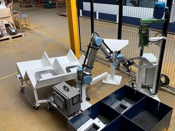 Controlada diretamente pelo cobot graças ao seu protocolo de comunicação integrado, a unidade de perfuração é automaticamente ativada para fazer os quatro furos necessários 
