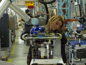 die anwendung integriert einen balancer, der die last über dem cobot übernimmt