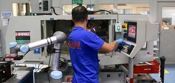 Com a colaboração humana em mente, cobots incorporam materiais leves, juntas arredondadas, motores reversíveis e tecnologia de sensores de força inovadora que para automaticamente caso o cobot encontre um obstáculo ou pessoa.