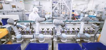 De vier UR5’s die helpen bij het verpakkingsproces van de binnendoos zorgen ervoor dat NIPPONs productie doorloopt terwijl medewerkers pauze houden.