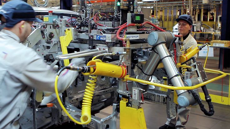 Le cobot UR10 fait grandement gagner les opérateurs en ergonomie.