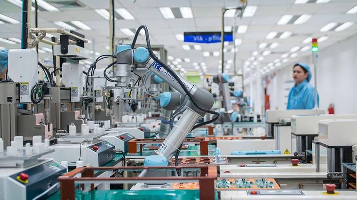 Bij Benchmark Electronics in Thailand voeren UR cobots bandwerk en testproeven uit die de operationele efficiëntie met 25% hebben doen stijgen. Tegelijkertijd besparen ze tot wel 10% op fabrieksruimte.