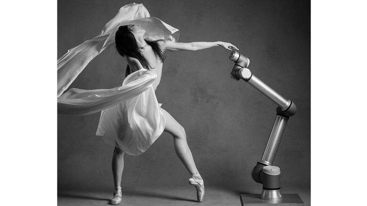 Dr.&nbsp;Merritt&nbsp;Moore met de UR10e. Haar&nbsp;samenwerking met&nbsp;Harvard’s&nbsp;ArtLab&nbsp;onderzoekt&nbsp;het choreograferen van een dans&nbsp;tussen een UR10e-cobot en een mens. Moore en&nbsp;haar&nbsp;ArtLab-collega Alice Williamson zullen onderzoeken hoe&nbsp;artificial&nbsp;intelligence menselijke creativiteit kan inspireren en verbreden&nbsp;door de taal van de dans.&nbsp;Foto door:&nbsp;Skjalg&nbsp;Vold.