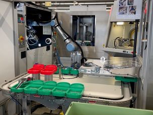 Il le place dans la machine de contrôle du jet d'eau