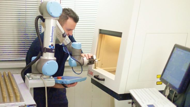 Maschinenbestückung: Ein UR5 beschickt geschickt die Maschine bei FME.