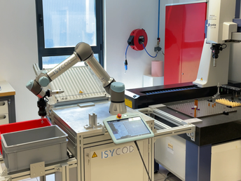 Après la fin du contrôle qualité par la machine, le cobot dépose le joint dans une caisse de rebuts ou de produits validés, et recommence l’opération