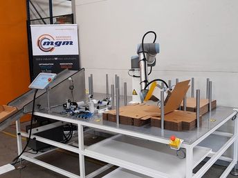 Für das komplexe Modell faltet der cobot den Kopfschmuck vor