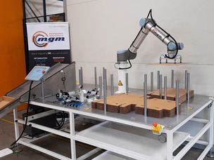 Le cobot, équipé d’un préhenseur à ventouses, récupère la coiffe non-formée
