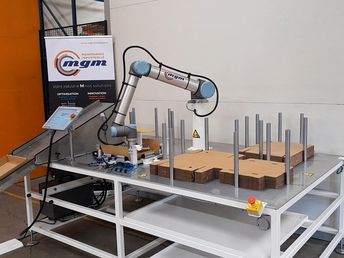 Der cobot faltet ihn präzise mit einer Palette