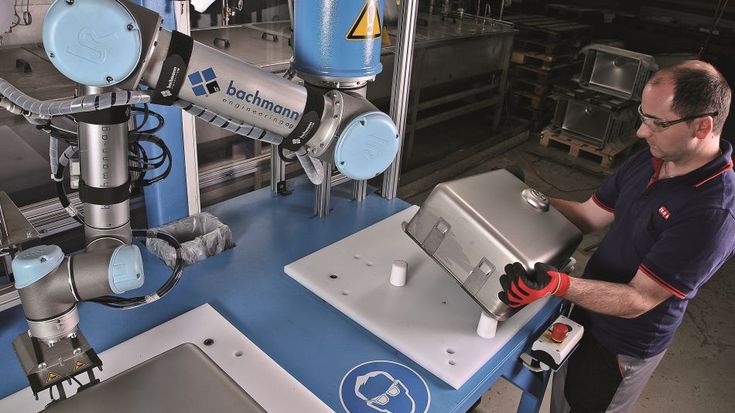Tatkräftig unterstützt ein UR5 die Mitarbeiter von Franke Küchentechnik AG in der Schweiz.