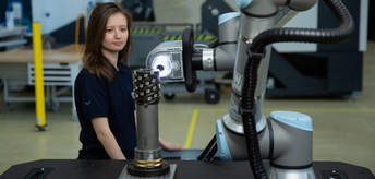 Nach erfolgreich abgeschlossener Risikobeurteilung arbeiten Cobots Hand in Hand mit dem Menschen.
