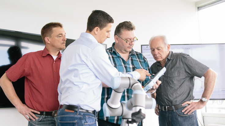 Hình ảnh thực tế thảo luận chuyển giao công nghệ sản xuất.