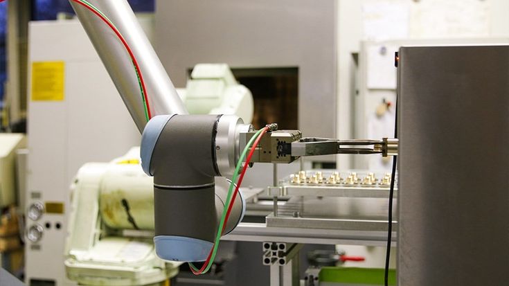 Vervelende en monotone taken, zoals bijvoorbeeld het bedienen van CNC-machines of het reinigen van onderdelen, worden bij onderdelenfabrikant Heemskerk Fijnmechanica BV aan een cobot overgelaten.