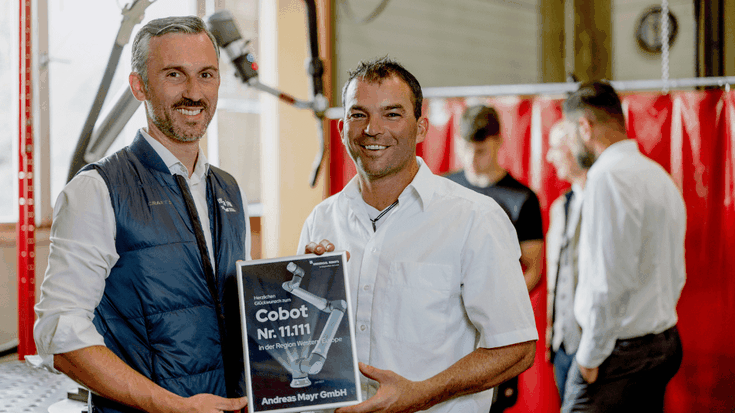 Bei den Feierlichkeiten zum 11.111sten UR-Cobot: Andrea Alboni von Universal Robots und Andreas Mayr, Gründer und Geschäftsführer der Andreas Mayr GmbH.