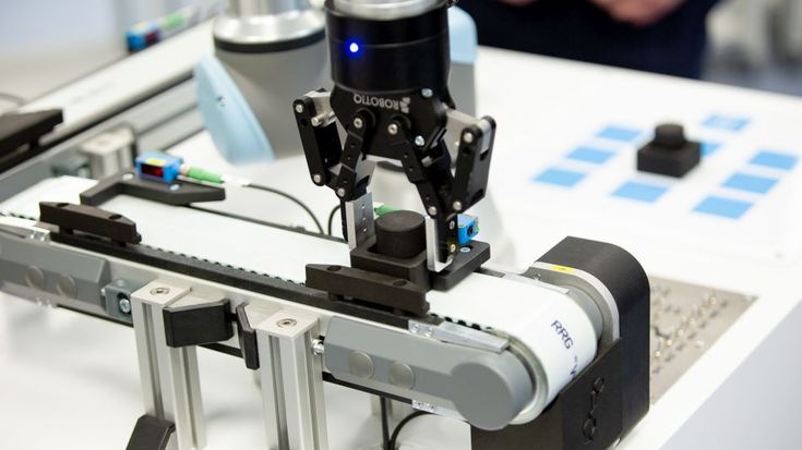 Robotikunterricht: Mit dem UNIVERSAL ROBOTS EDUCATION Konzept verschmelzen Theorie und Praxis.