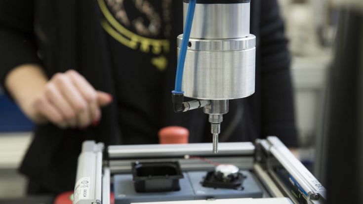Im Bereich der Montage unterstützen Cobots beim Verschrauben von Teilen.