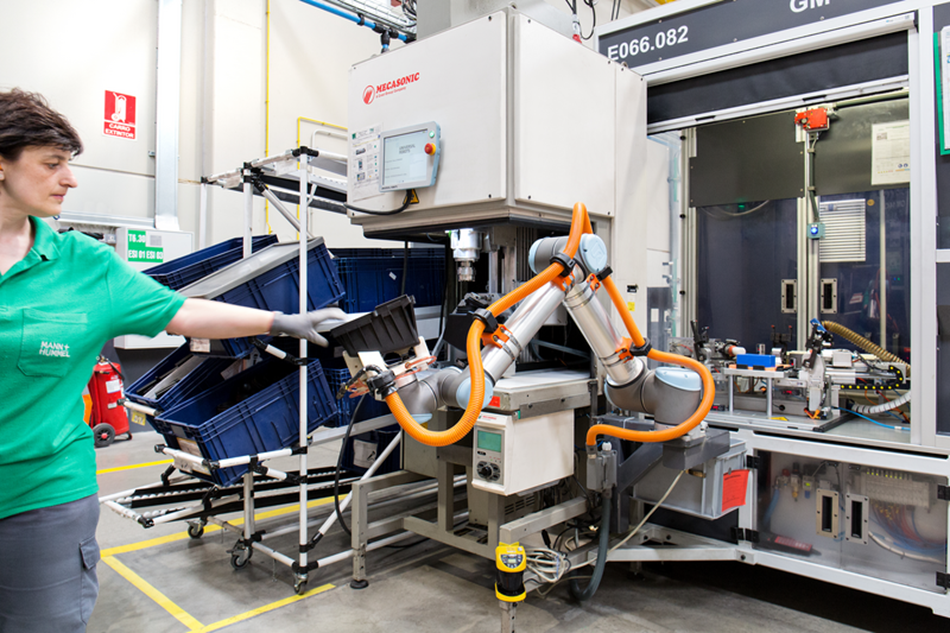 Robot thay thế con người trong các nhiệm vụ tốn sức.