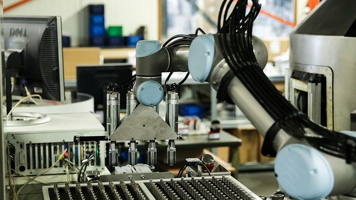 Bei Fluidics übernimmt ein Cobot vollautomatisiert die repetitive Bestückungsarbeit.